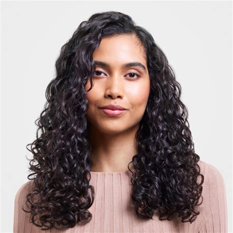 Žena s krásnymi, definovanými kučerami