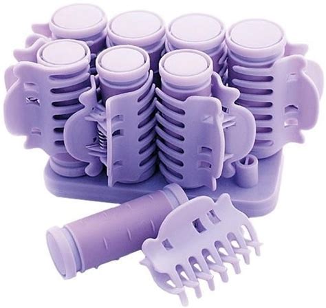 Žena s vlasmi natočenými na natáčky na noc