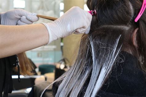 kaderníčka pracujúca s vlasmi zákazníčky