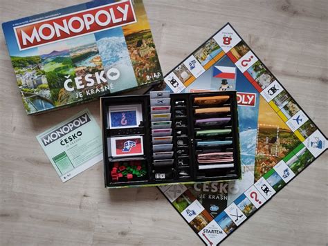 Plagáty filmov z 30. rokov a hra Monopoly