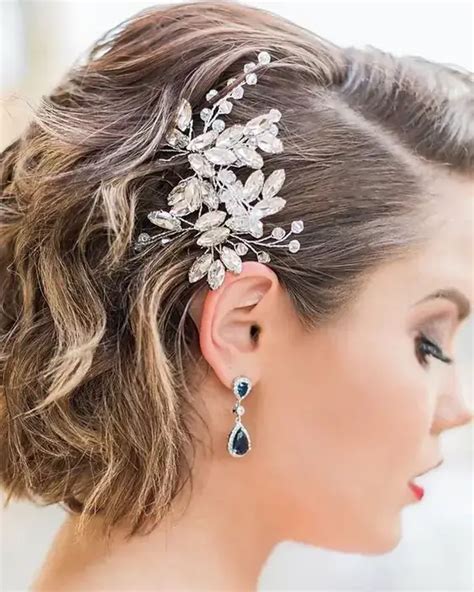 Žena s krátkymi vlnitými vlasmi a elegantnou sponkou