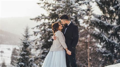 Zimná svadba v zasneženej krajine s elegantnou hostkou