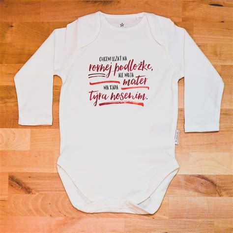 Bábätko bez vankúša na rovnej podložke
