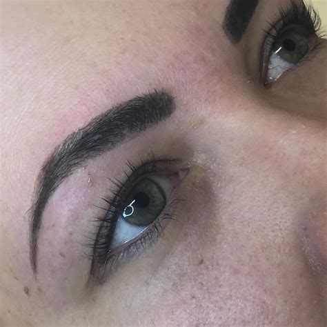 Spokojná klientka s dokonale upraveným obočím po permanentnom make-upe