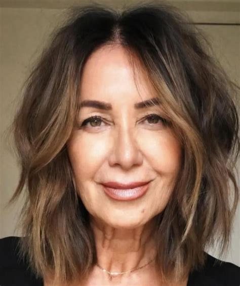 Kučeravá ofina dodáva ležérny a zvodný vzhľad