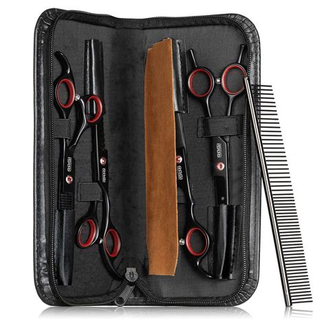 Barber pracujúci s nožnicami a hrebeňom