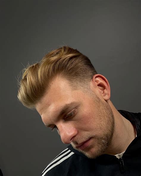 Detailná ukážka stylingu účesu Pompadour