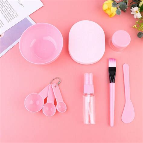 Ilustrácia rôznych kozmetických procedúr (pleťové masky, manikúra)