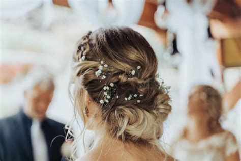 profesionálna kaderníčka tvorí svadobný účes