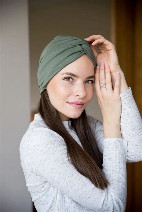 štýlový dámsky turban na hlave