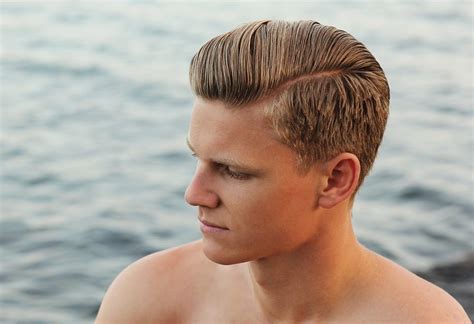 pánsky účes typu side part v biznis štýle