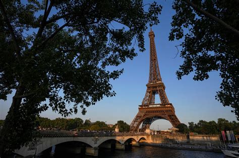 Žena s elegantným, nedbalým francúzskym účesom v Paríži