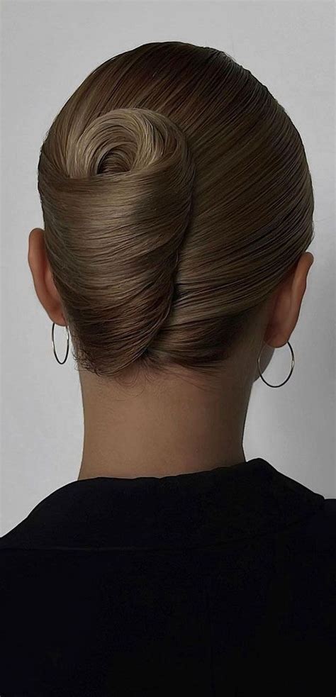 Žena s účesom Banana Bun