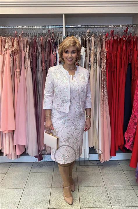 Elegantné áčkové šaty pre plnoštíhle ženy