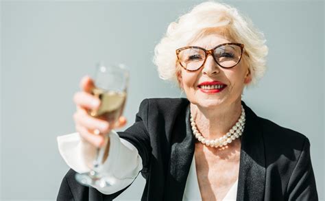 Elegantná žena s prirodzene šedivými vlasmi