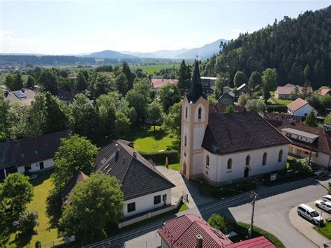 moderný muž v kilte kombinovanom s ležérnym oblečením