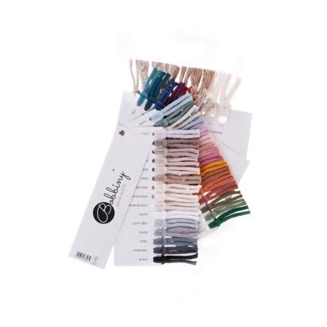 Ukážka rôznych farieb a hrúbok vlnených dreadov