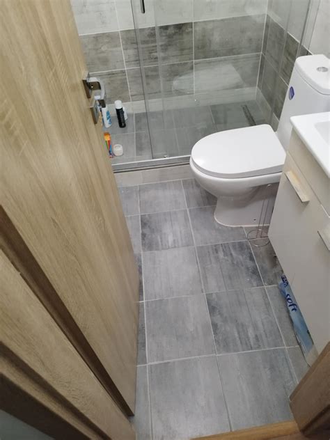 Šikovný remeselník pracujúci s háčikom na tvorbe dredov