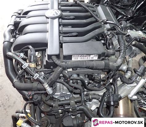 Detailný pohľad na strihaciu hlavicu a motor strojčeka