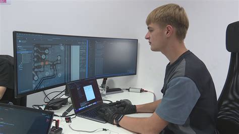Tínedžer sa holí prvým elektrickým strojčekom pred zrkadlom