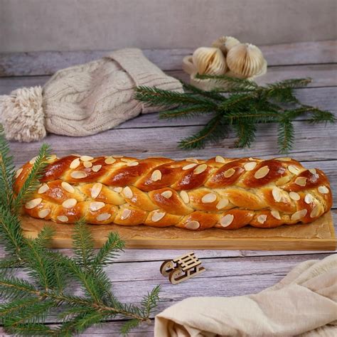 tradičná domáca vianočka s mandľami