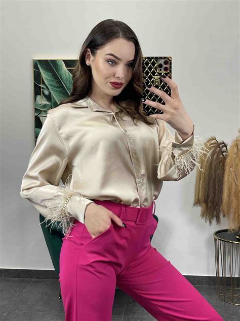 Elegantná žena s vysokým konským chvostom