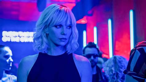 Hlavná postava Lorraine Broughton (Charlize Theron) v akčnej scéne z filmu Atomic Blonde