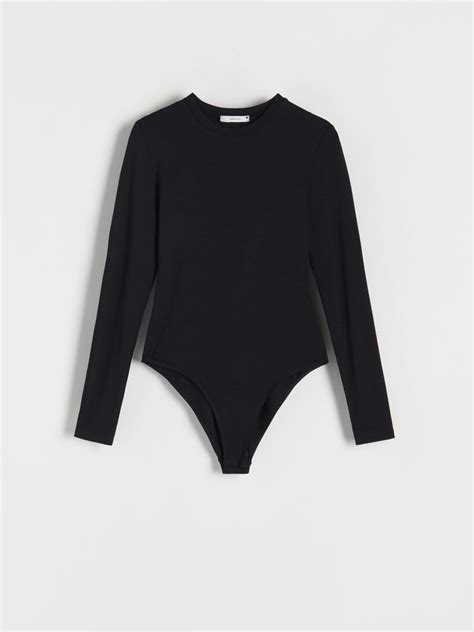 štýlová žena v elegantnom body s vysokým strihom