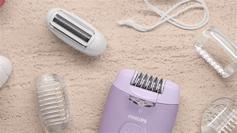 Žena si spokojne ošetruje pokožku s Philips Lumea