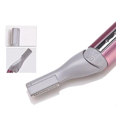 Muž zastriháva intímne partie zastrihávačom chĺpkov