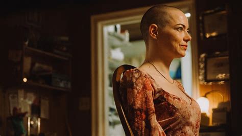 moderná žena s oholenou hlavou štýl