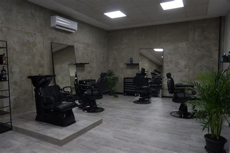 moderný interiér barbershopu s kreslami a zrkadlami