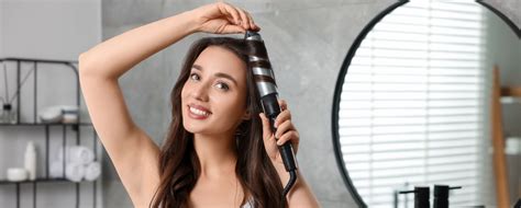 moderná žena upravujúca si vlasy profesionálnou trojkulmou
