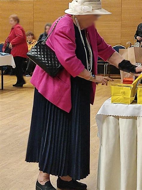 Elegantná zrelá dáma so štýlovým spoločenským účesom