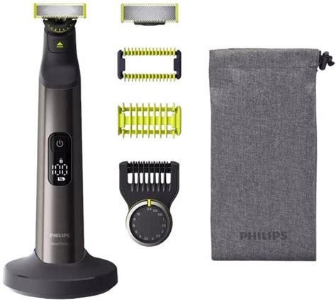 Barber holiaci bradu klienta s horúcim uterákom