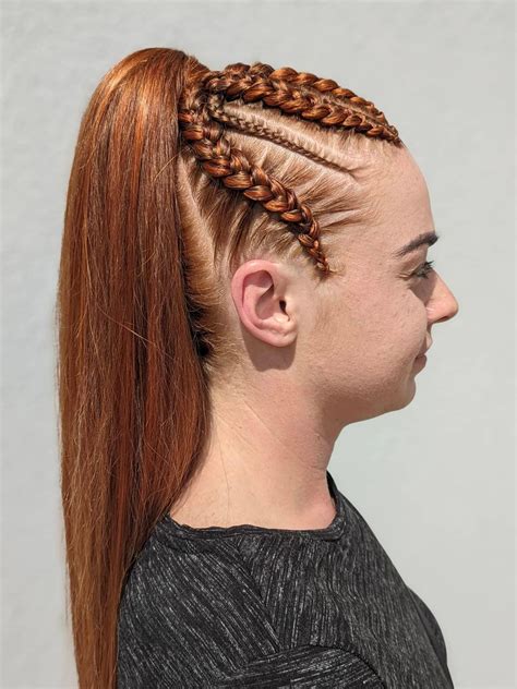 Vysoký vyčesaný cop ako módny doplnok