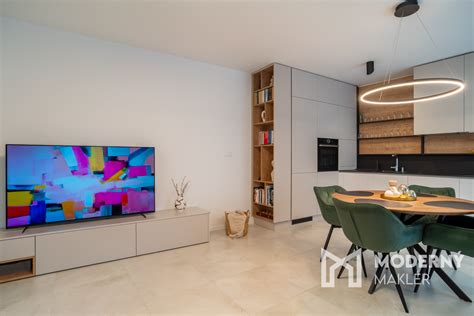 moderný interiér kaderníckeho salónu v historickom centre