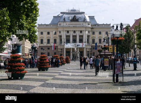 pohľad na Hviezdoslavovo námestie v Bratislave