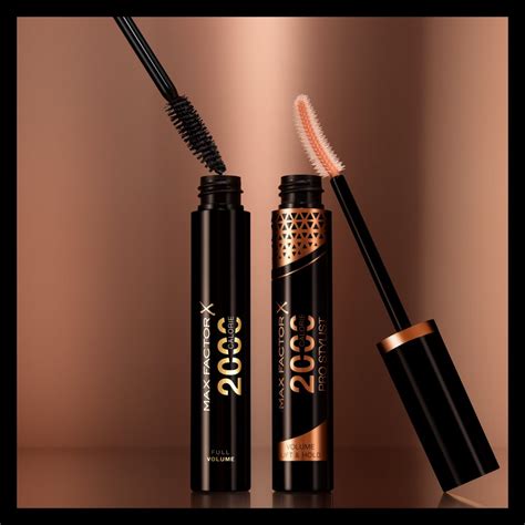 Detailný záber na kefku a čierny odtieň riasenky Max Factor 2000 Calorie