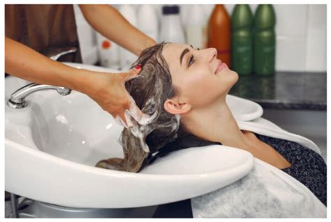 Správny postup pri umývaní vlasov hydratačným šampónom