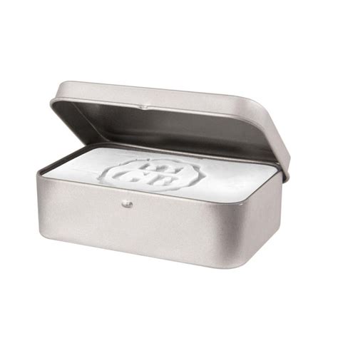 tuhý šampón v cestovnej hliníkovej krabičke