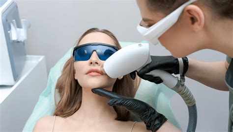 Porovnanie tradičných metód odstraňovania chĺpkov a laserovej epilácie