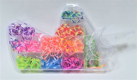 Schéma uchytenia vysokého copu pomocou hrebienkov a gumičky