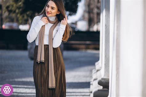modelka v elegantnej puzdrovej sukni v mestskej lokalite