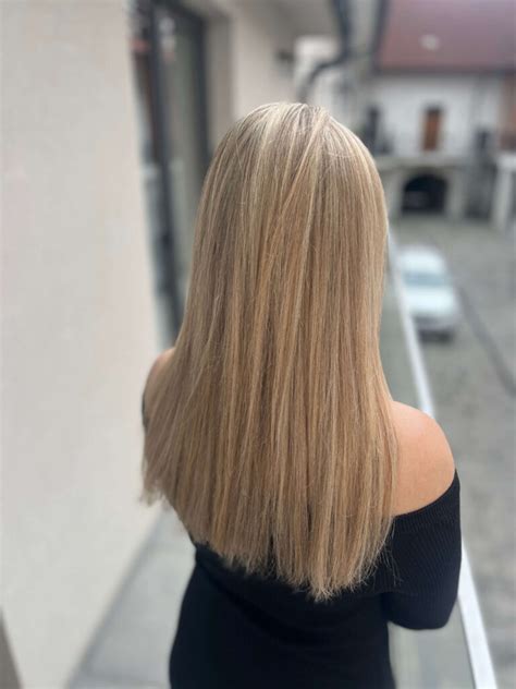 Žena s blond clip-in vlasmi pred a po aplikácii