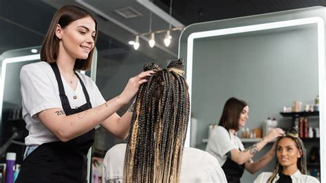detailná práca kaderníka pri vytváraní Hair Tattoo