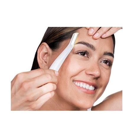 Žena vykonávajúca dermaplaning na tvári