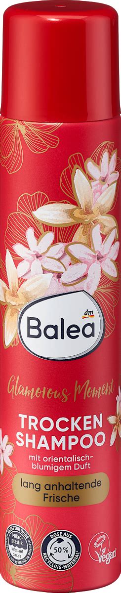 zena pouzivajuca suchy sampon v kupelni