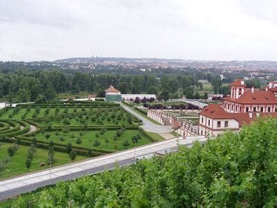 pohľad na záhradu a exteriér chatiek Tokima v Štúrove