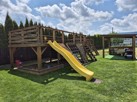 detské ihrisko a posedenie v záhrade